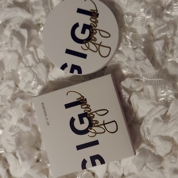 GiGi Gorgeous Get Lit Bronze Highlighter Mirrored Compact - Picture 2 of 7